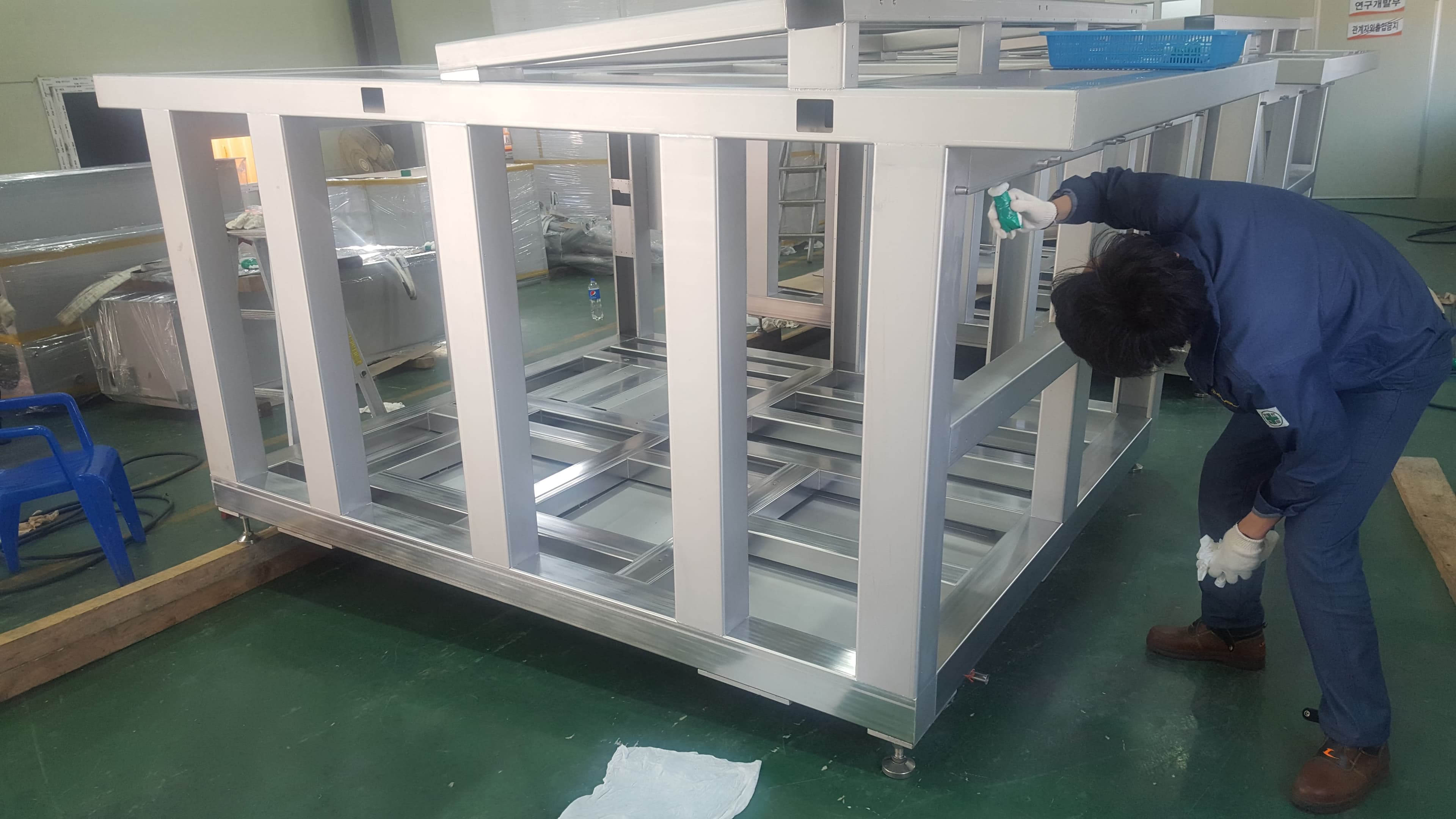 Large scale chemical storage tank acid pickling and passivation