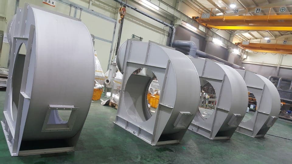 Chemical reactor internal scale removal cleaning