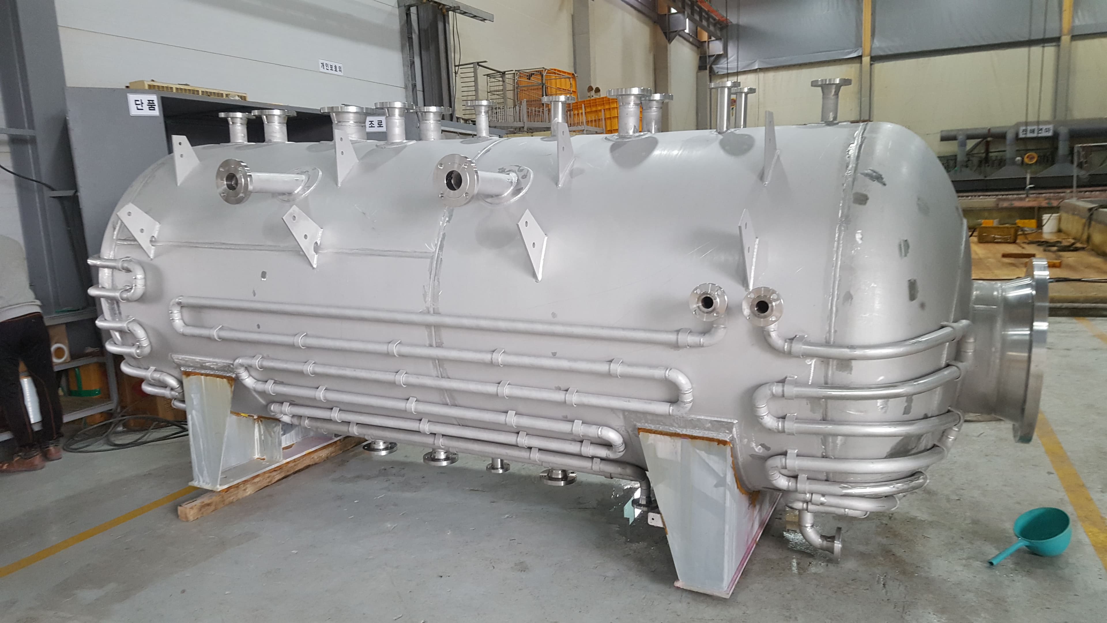 Heat exchanger shell weld heat tint removal